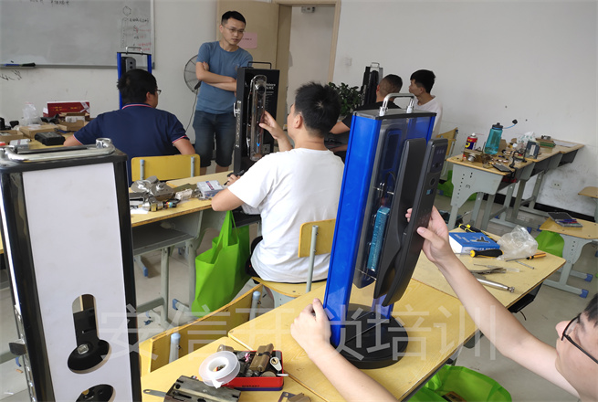 广西开锁学校智能锁培训现场